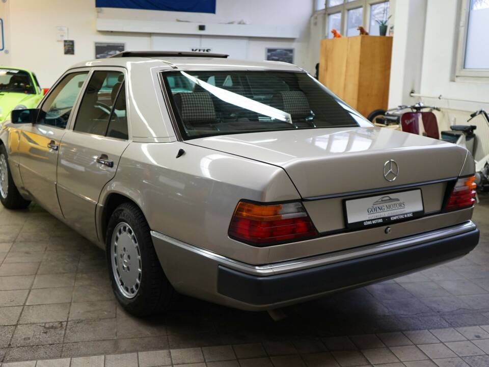 Bild 11/33 von Mercedes-Benz 230 E (1990)