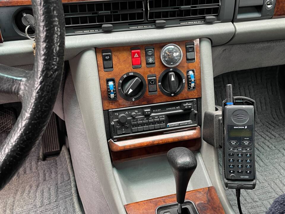 Image 26/30 of Mercedes-Benz 380 SEC (1985)