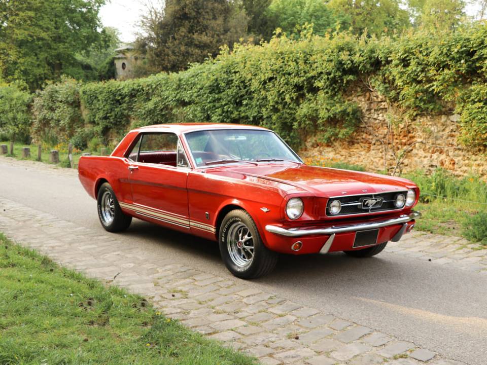 Ford Mustang coupé V8 right side