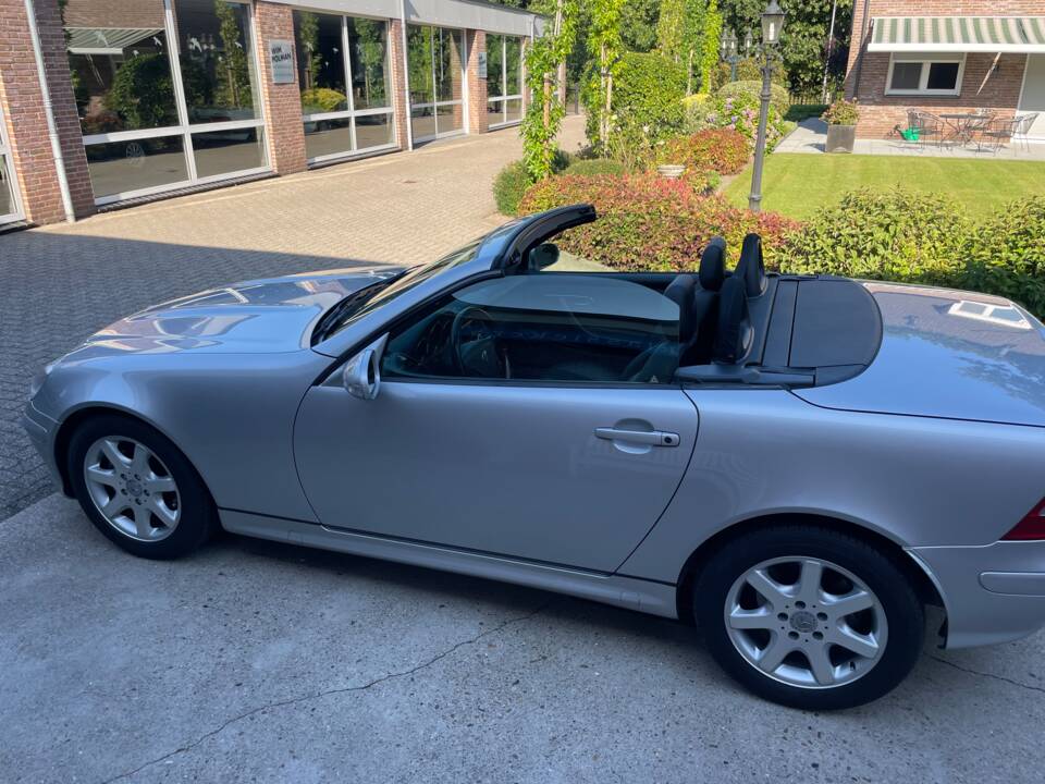 Imagen 23/26 de Mercedes-Benz SLK 200 Kompressor (2002)