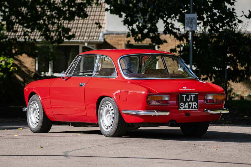 Image 4/45 of Alfa Romeo 2000 GT Veloce (1975)