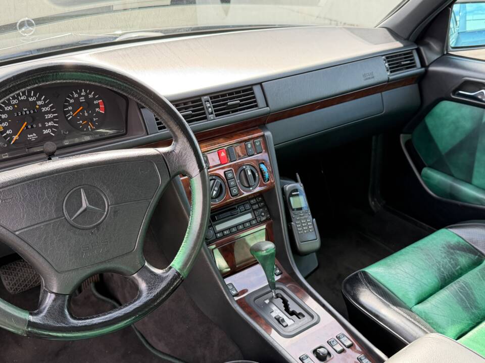 Bild 15/20 von Mercedes-Benz E 500 Limited (1994)