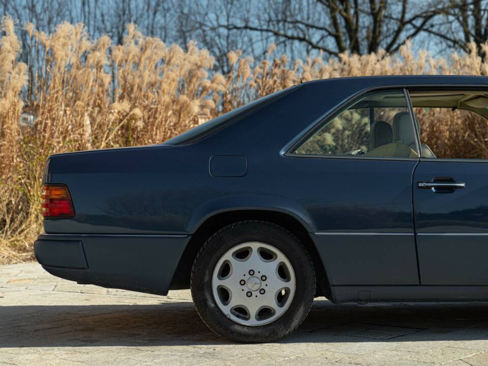 Afbeelding 10/50 van Mercedes-Benz 200 CE (1992)
