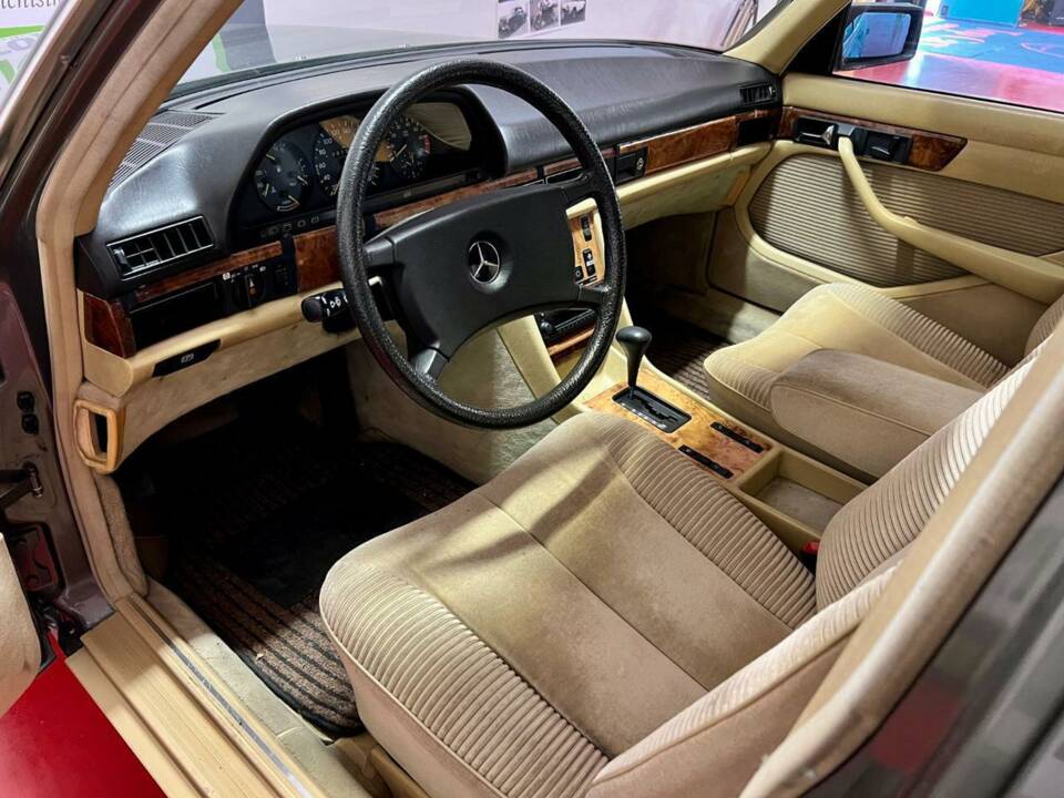 Image 22/30 of Mercedes-Benz 380 SE (1985)