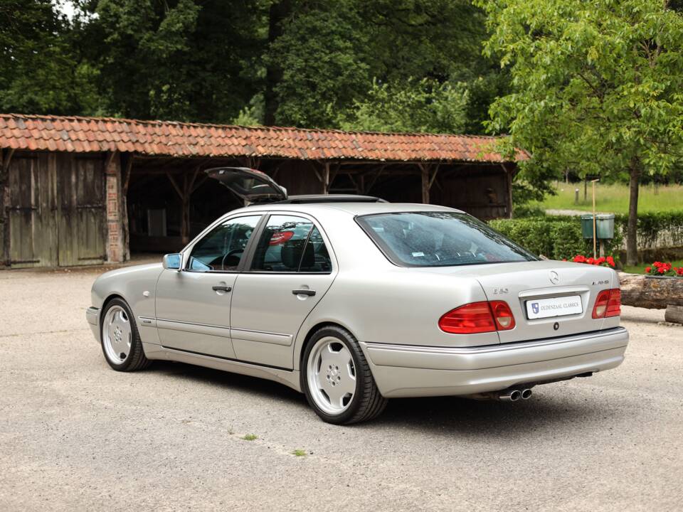 Image 6/98 de Mercedes-Benz E 50 AMG (1996)