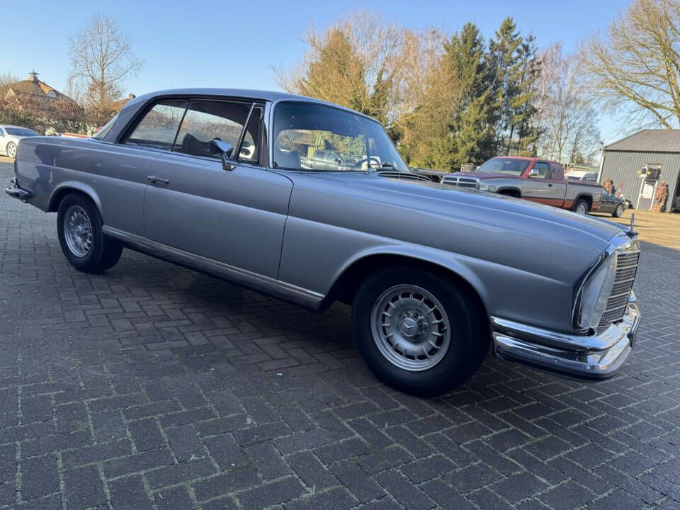 Image 3/21 de Mercedes-Benz 280 SE 3,5 (1970)