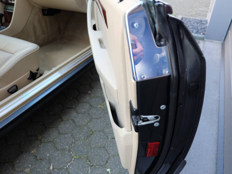 Image 40/63 of Mercedes-Benz 300 CE (1991)