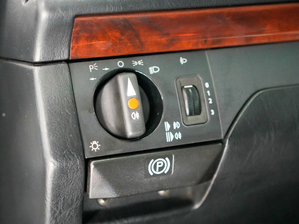 Image 21/32 of Mercedes-Benz 500 E (1992)