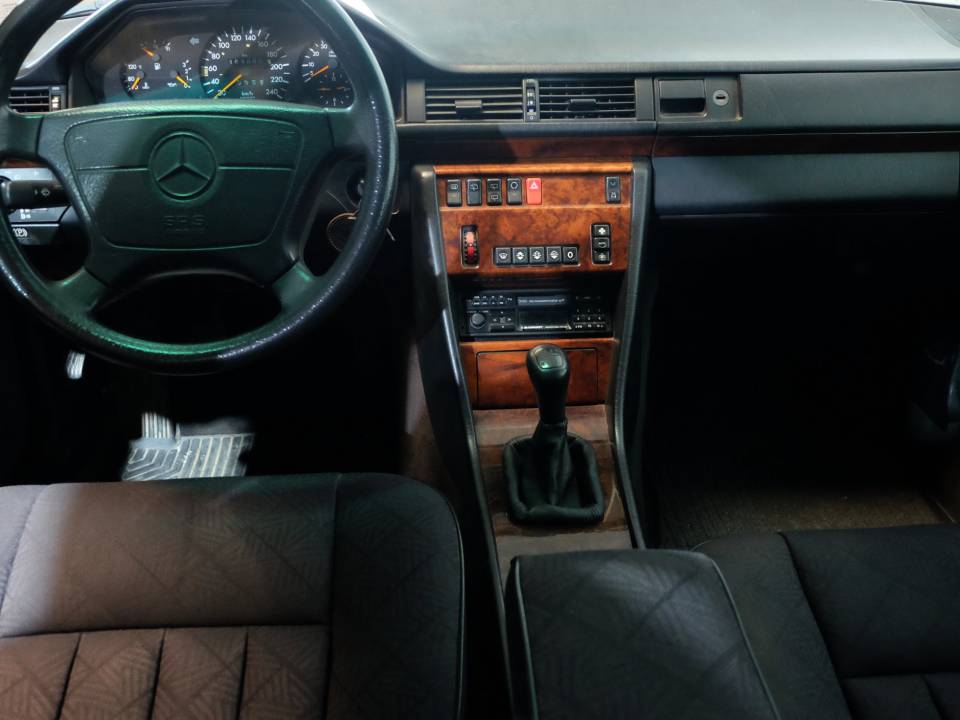 Imagen 8/21 de Mercedes-Benz 200 TE (1993)