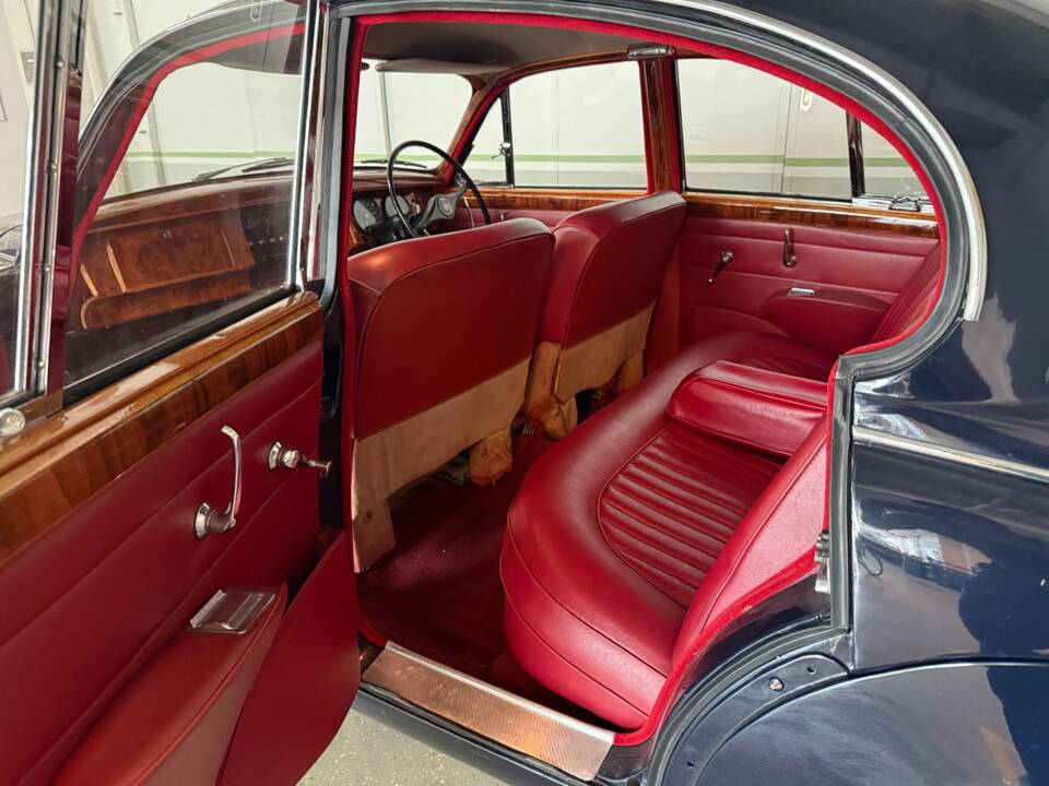 Image 11/22 of Jaguar 240 (1968)