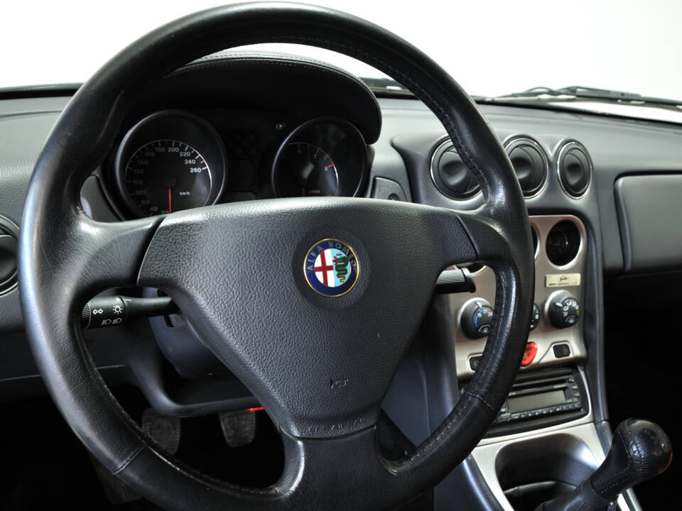 Image 20/29 of Alfa Romeo GTV 2.0 Twin Spark (2001)