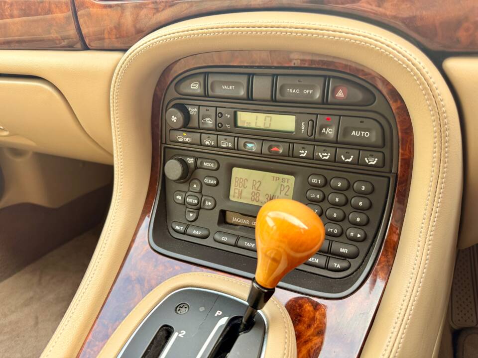 Bild 22/32 von Jaguar XJ 8 Sovereign (1999)