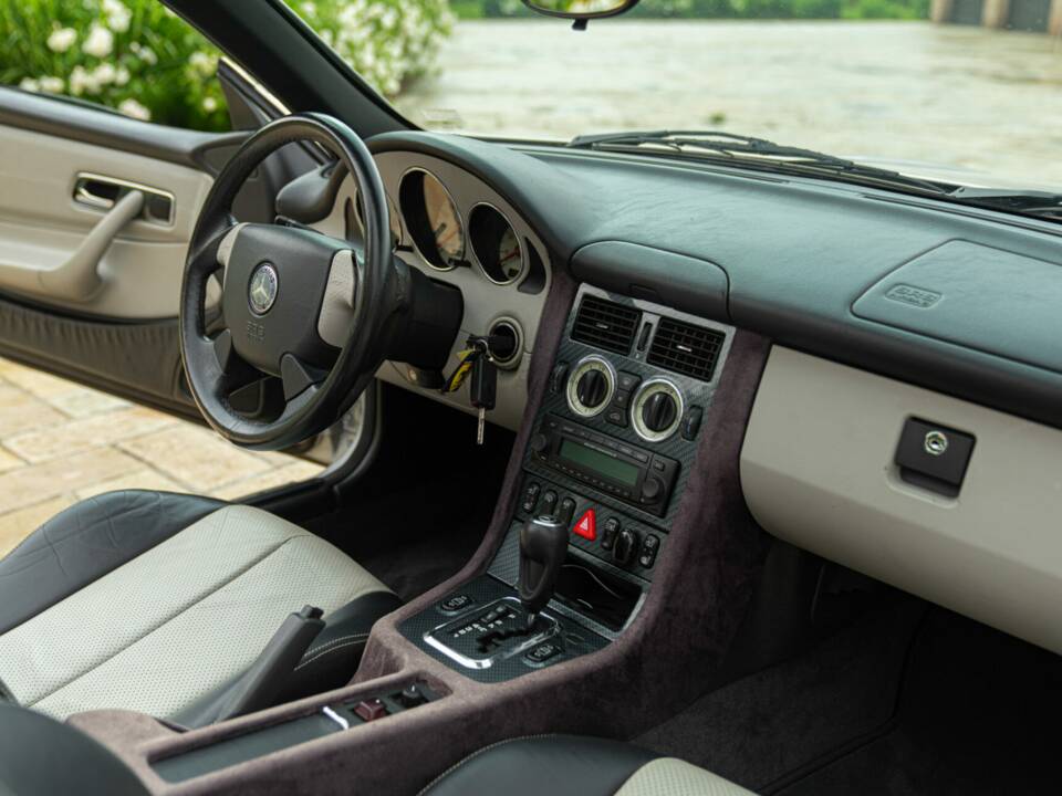 Immagine 33/50 di Mercedes-Benz SLK 230 Kompressor (1997)