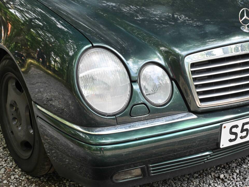 Image 20/50 of Mercedes-Benz E 320 (1998)