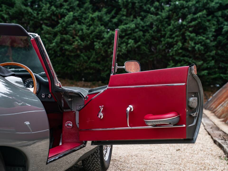 Image 23/34 de Jaguar E-Type (1968)