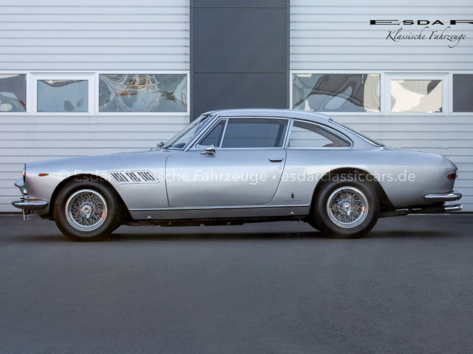 Image 4/36 de Ferrari 330 GT 2+2 (1964)