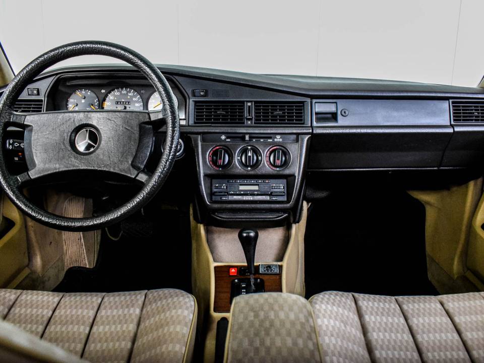 Image 7/50 de Mercedes-Benz 190 D 2.5 Turbo (1989)