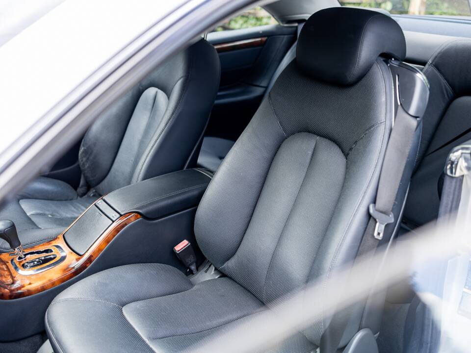 Image 34/36 of Mercedes-Benz CL 500 (2004)