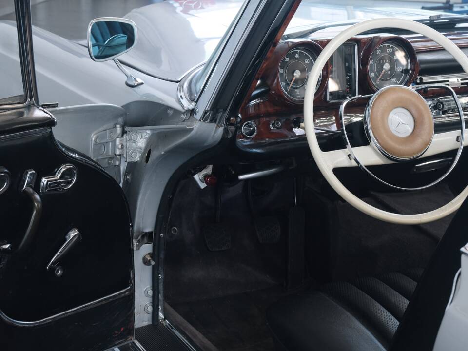 Image 15/49 of Mercedes-Benz 220 SE b (1962)