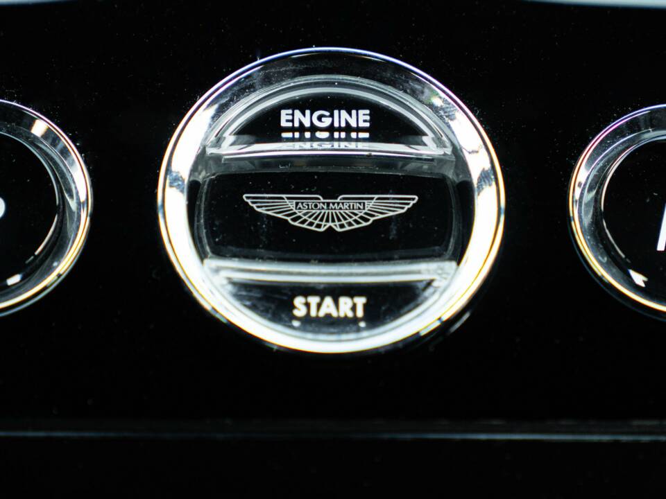 Afbeelding 50/50 van Aston Martin V8 Vantage S (2013)