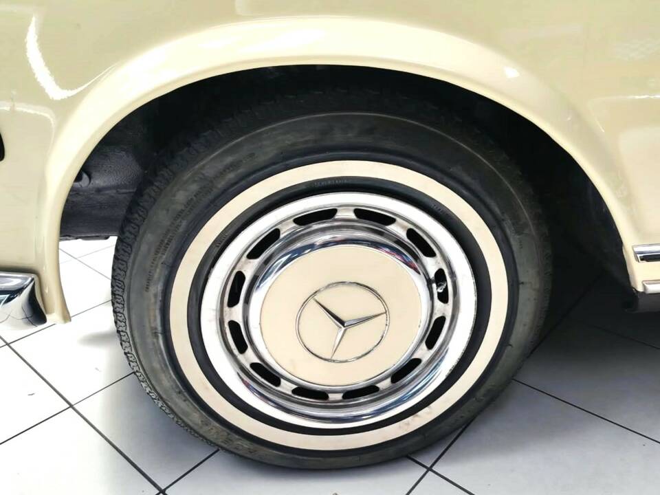 Image 24/58 de Mercedes-Benz 280 SL (1969)