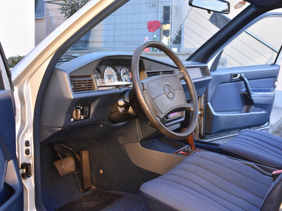 Image 11/18 of Mercedes-Benz 190 E 2.6 (1987)