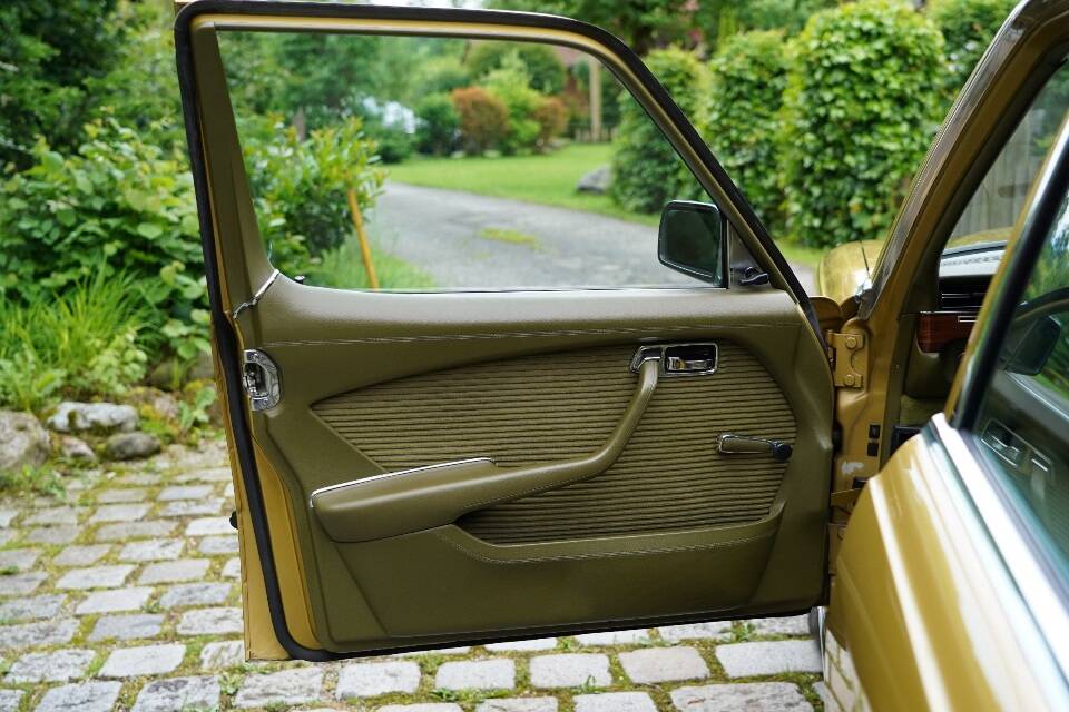 Image 15/19 of Mercedes-Benz 350 SE (1977)
