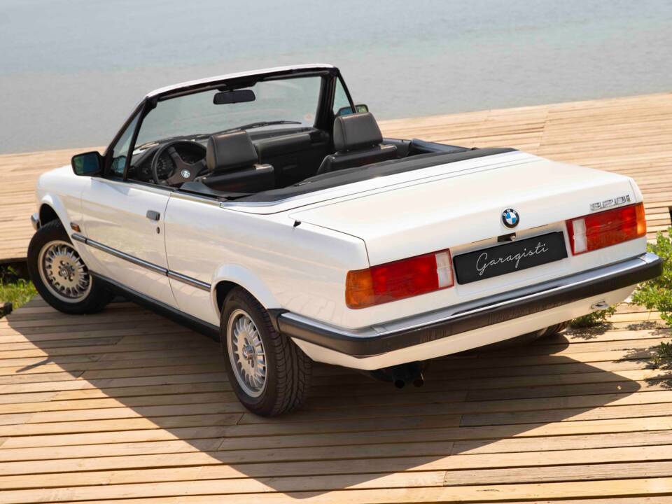 Image 18/70 of BMW 320i (1990)