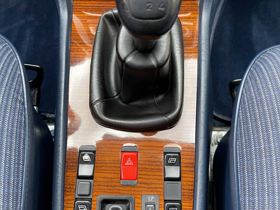 Image 21/24 de Mercedes-Benz 230 CE (1985)