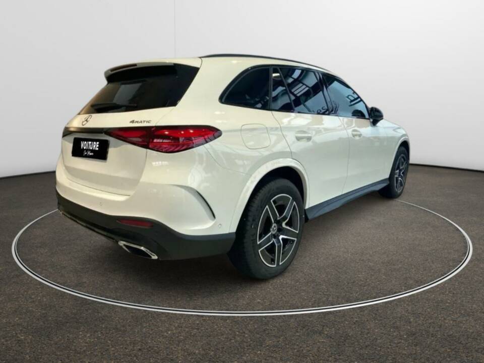 Image 2/10 of Mercedes-Benz GLC 300 4MATIC (2023)
