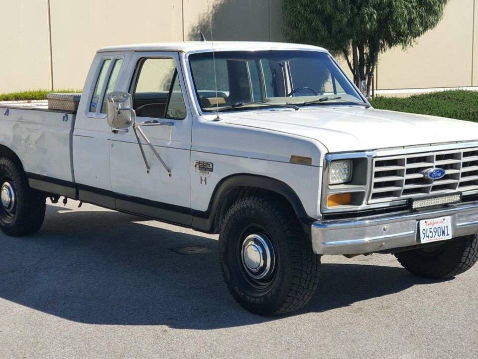 Image 2/20 of Ford F-250 (1983)