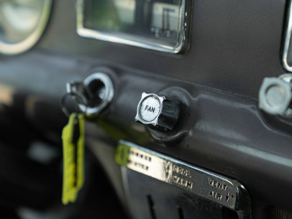 Image 45/50 of Dodge Coronet "Red Ram" (1953)
