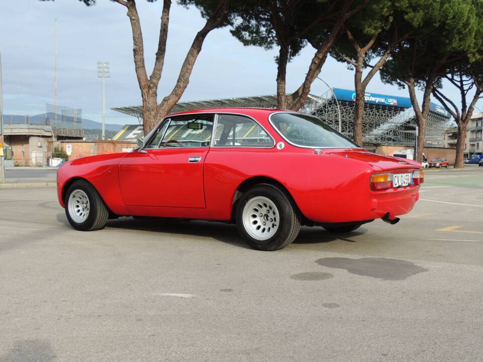 Bild 2/29 von Alfa Romeo 2000 GT Veloce (1973)