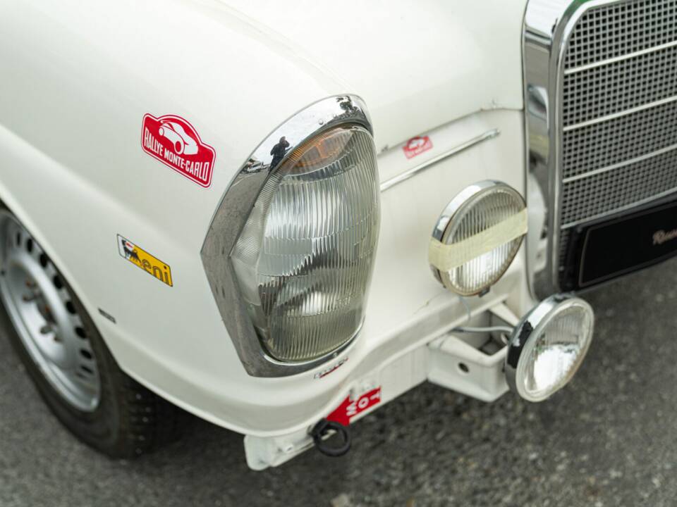 Imagen 21/50 de Mercedes-Benz 220 S (1967)