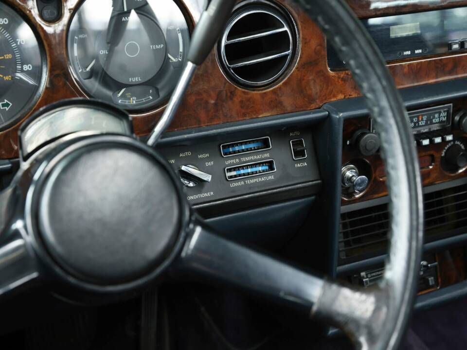 Image 22/48 of Rolls-Royce Corniche I (1980)