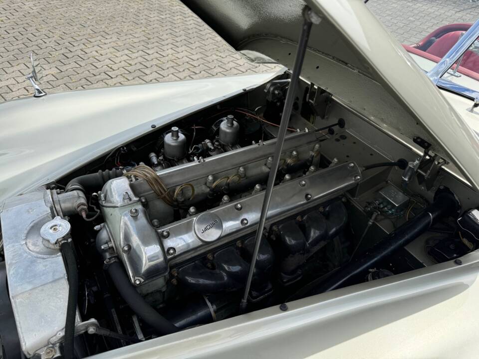 Image 15/17 of Jaguar XK 120 SE OTS (1953)