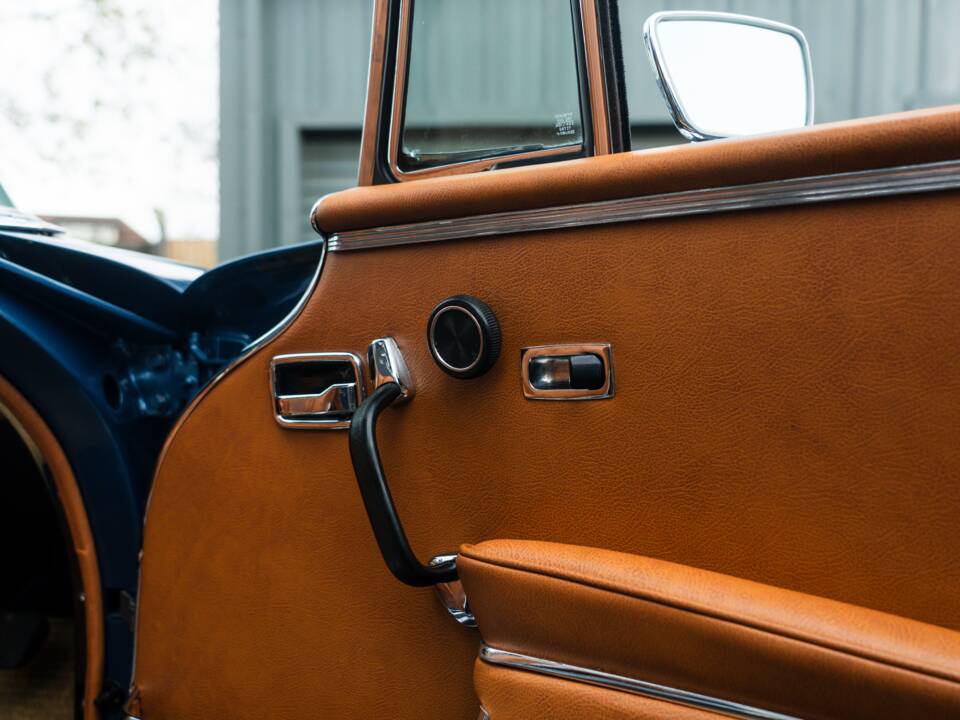 Image 38/57 de Mercedes-Benz 280 SE 3,5 (1971)