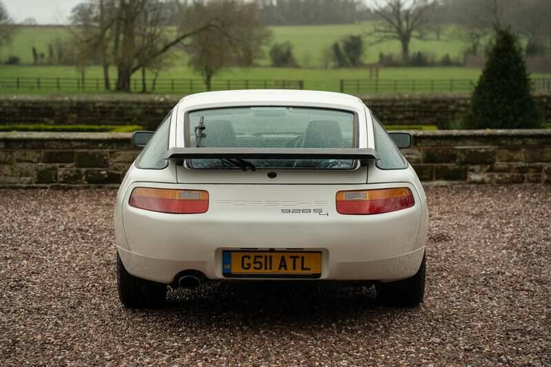 Image 15/50 of Porsche 928 S4 (1990)