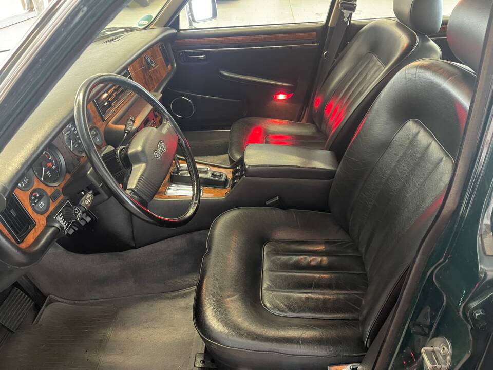 Image 12/18 of Jaguar XJ12 6.0 (1993)