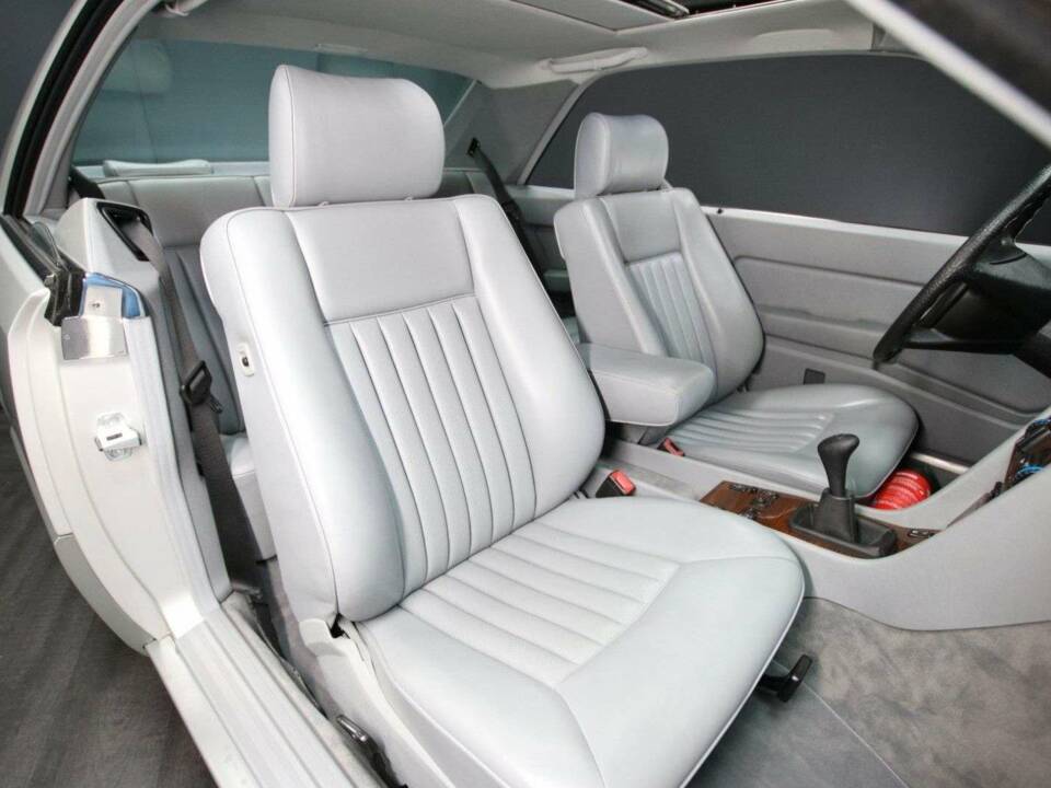 Afbeelding 30/50 van Mercedes-Benz 230 CE (1988)