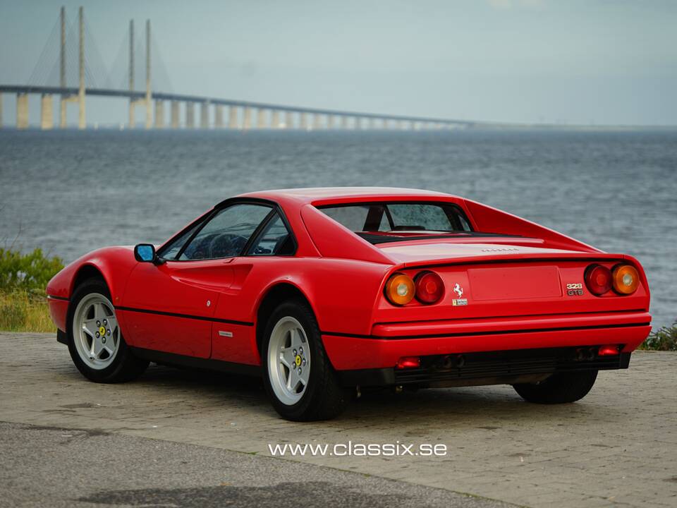 Image 2/27 de Ferrari 328 GTB (1985)