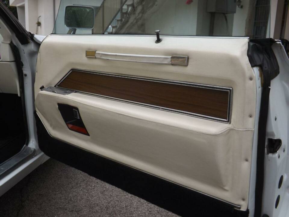 Image 18/50 of Cadillac DeVille Convertible (1969)