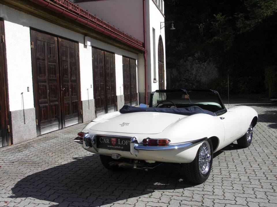 Image 4/36 of Jaguar E-Type 4.2 (1966)