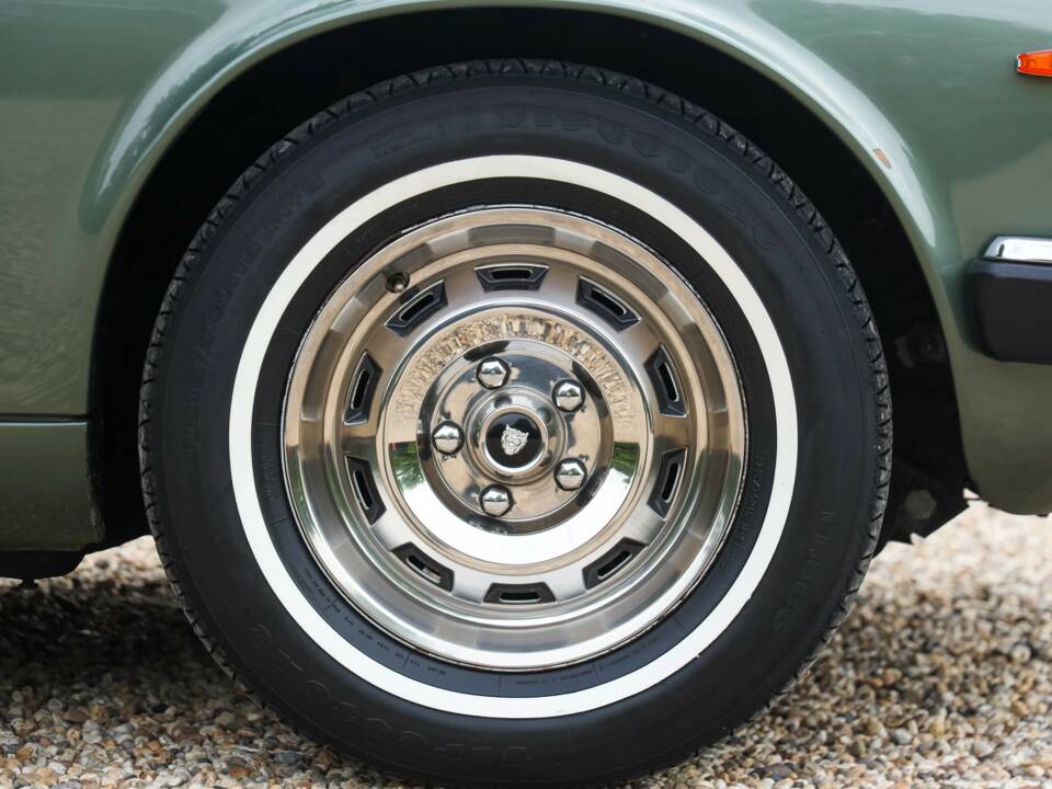 Image 44/50 of Jaguar XJ 6 4.2 (1985)