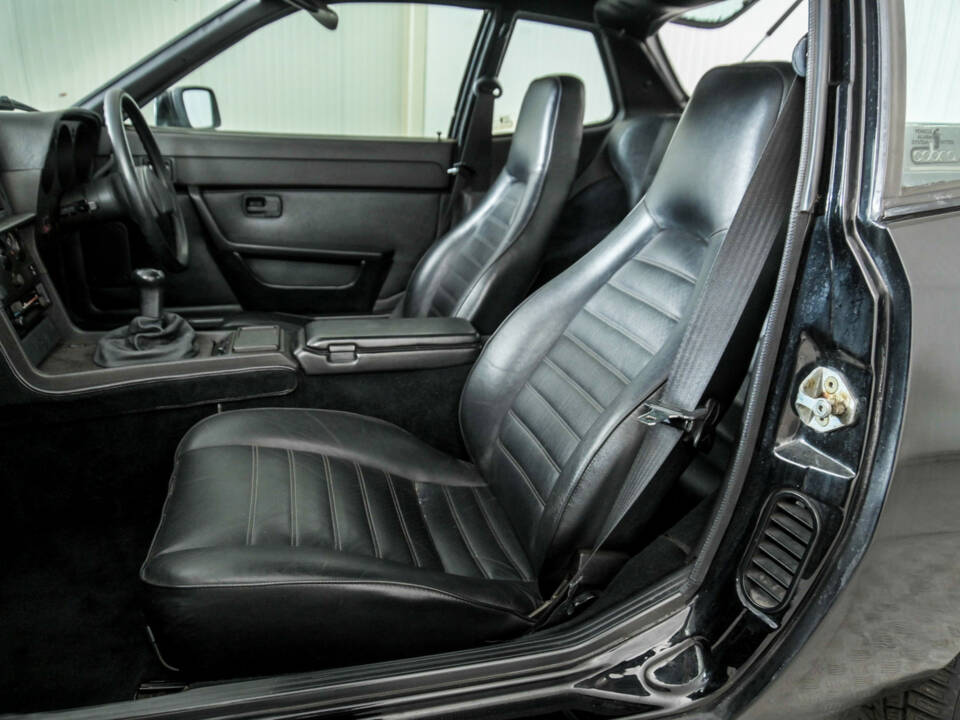 Immagine 29/50 di Porsche 924 S (1986)