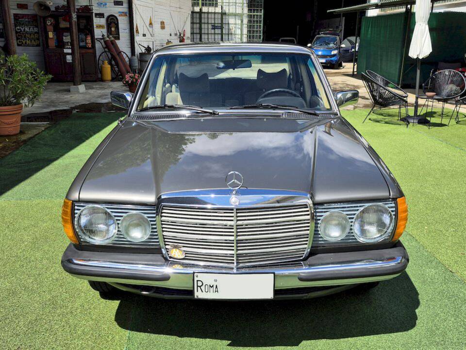 Image 21/71 of Mercedes-Benz 240 D (1980)