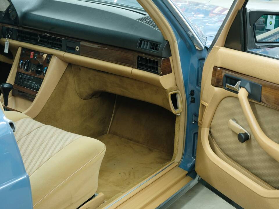 Bild 26/50 von Mercedes-Benz 280 SE (1983)