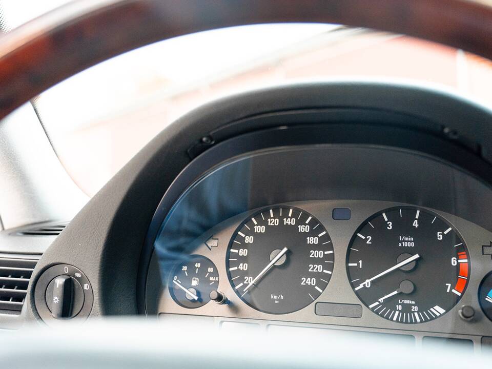 Image 40/55 of BMW 740i (1997)