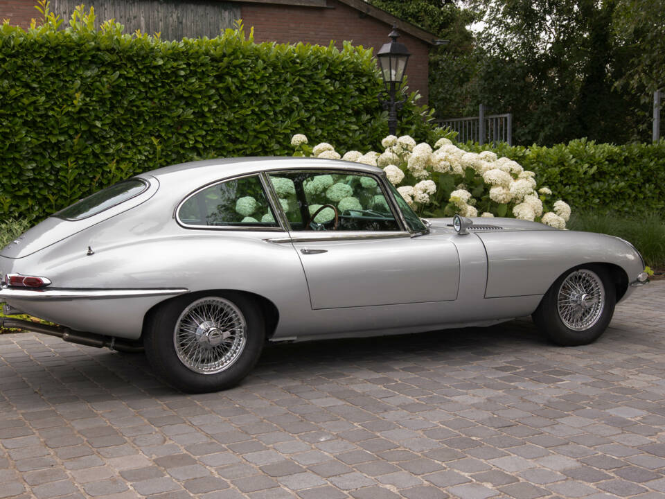 Image 8/57 of Jaguar E-Type (2+2) (1968)