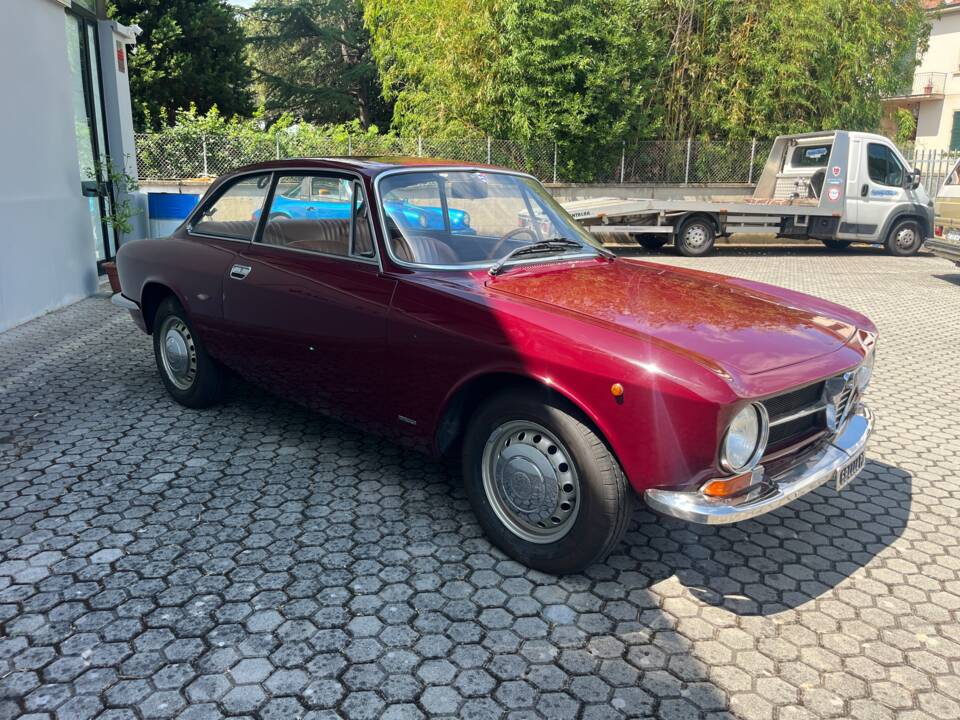 Image 7/17 de Alfa Romeo Giulia GT 1300 Junior (1972)